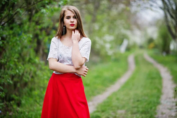 Porträt eines schönen Mädchens mit roten Lippen bei der Frühlingsblüher-Garde — Stockfoto