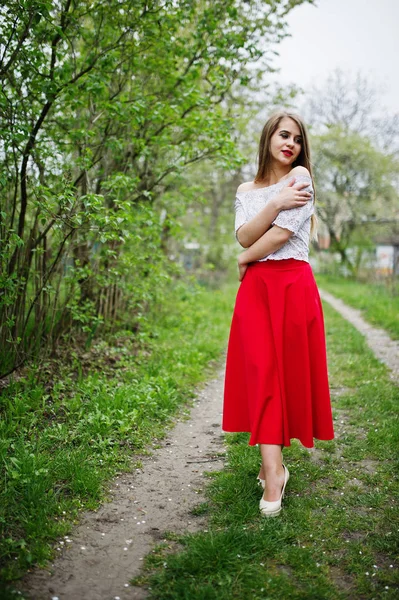 Porträtt av vackra flicka med röda läppar på våren blossom garde — Stockfoto