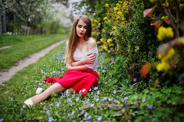 Портрет красивої дівчини з червоними губами на весняному цвіті — стокове фото