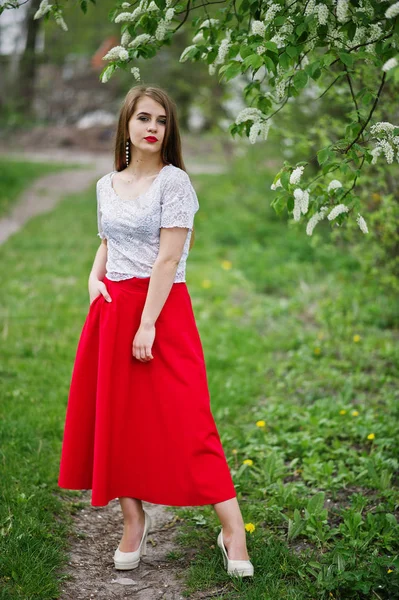 Retrato de menina bonita com lábios vermelhos na garde flor de primavera — Fotografia de Stock