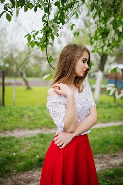 Portret pięknej dziewczyny z czerwonymi ustami wiosna blossom Garde — Zdjęcie stockowe