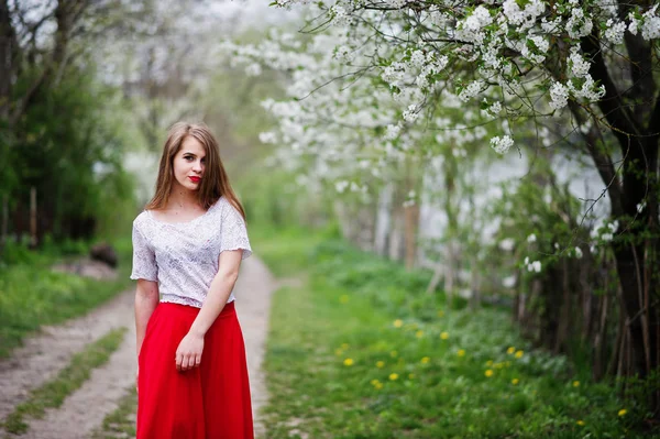 Portrét krásné dívky s červenými rty v jarní květ garde — Stock fotografie