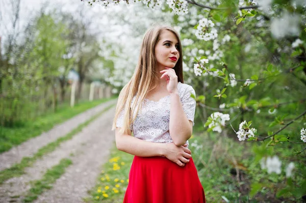 Gyönyörű lány, vörös ajkak: tavaszi virág garde portréja — Stock Fotó