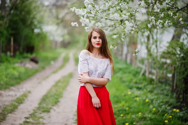 Porträtt av vackra flicka med röda läppar på våren blossom garde — Stockfoto