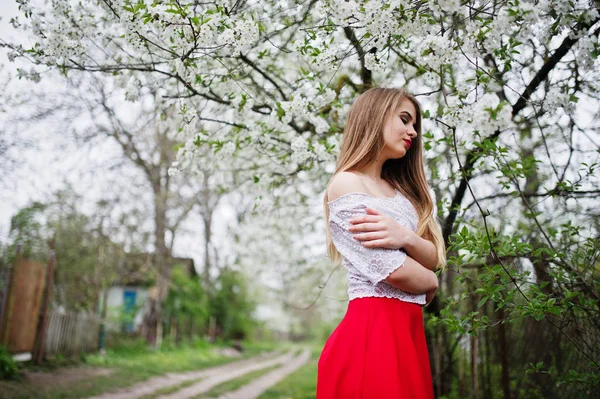 春花ガルドで真っ赤な唇を持つ美しい少女の肖像画 — ストック写真