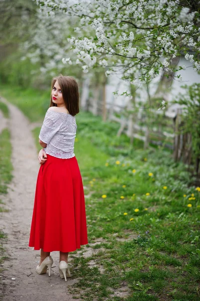 Retrato de menina bonita com lábios vermelhos na garde flor de primavera — Fotografia de Stock