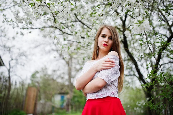 Porträtt av vackra flicka med röda läppar på våren blossom garde — Stockfoto