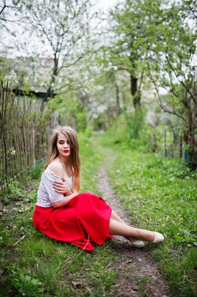 Portret siedzi piękna dziewczyna z czerwonymi ustami bloss wiosna — Zdjęcie stockowe