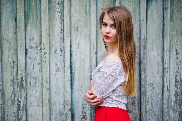 Porträt eines schönen Mädchens mit roten Lippen vor hölzernem Hintergrund — Stockfoto