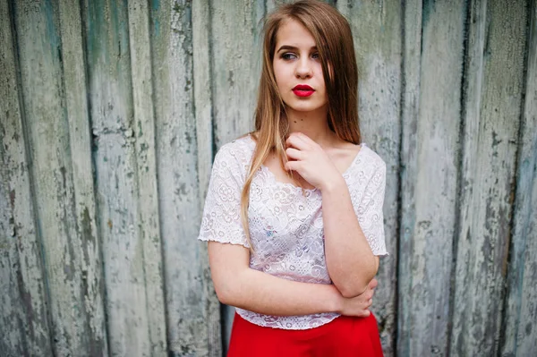 Retrato de menina bonita com lábios vermelhos contra backgrou de madeira — Fotografia de Stock