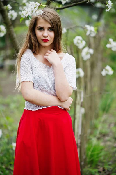 Retrato de menina bonita com lábios vermelhos na garde flor de primavera — Fotografia de Stock