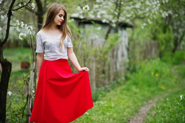 Portret van mooi meisje met rode lippen op lente bloesem garde — Stockfoto