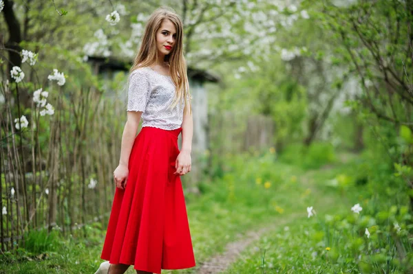 Retrato de menina bonita com lábios vermelhos na garde flor de primavera — Fotografia de Stock
