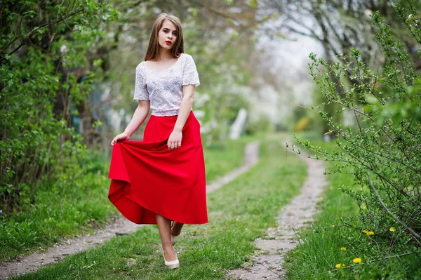 Portrét krásné dívky s červenými rty v jarní květ garde — Stock fotografie