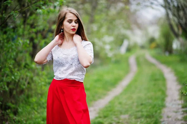 Ritratto di bella ragazza con labbra rosse a garde di fiori primaverili — Foto Stock