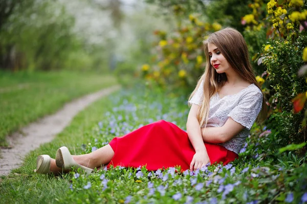 Ritratto di bella ragazza sitiing con labbra rosse a primavera bloss — Foto Stock