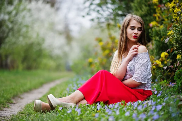 Ritratto di bella ragazza sitiing con labbra rosse a primavera bloss — Foto Stock