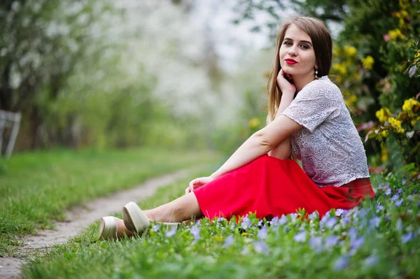 Sitiing portresi bahar bloss adlı kırmızı dudaklar ile güzel kız — Stok fotoğraf