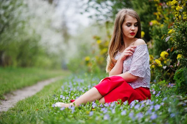 Retrato de chica hermosa sitiing con labios rojos en la floración de primavera — Foto de Stock