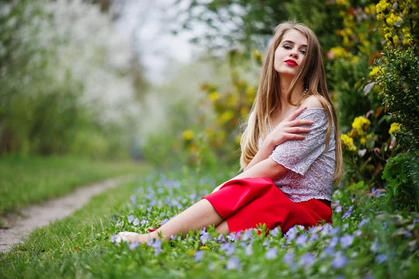 Portrait of sitiing beautiful girl with red lips at spring bloss — Stock Photo, Image