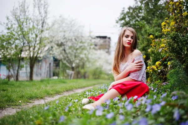 Retrato de chica hermosa sitiing con labios rojos en la floración de primavera —  Fotos de Stock