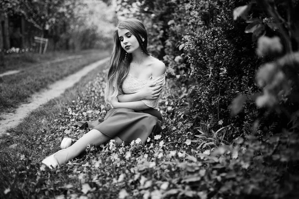 Portrait de sitiing belle fille avec des lèvres rouges au printemps bloss — Photo