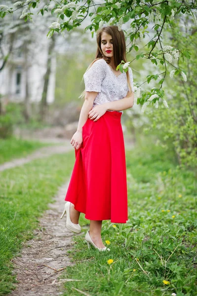 Retrato de hermosa chica con labios rojos en flor de primavera garde — Foto de Stock