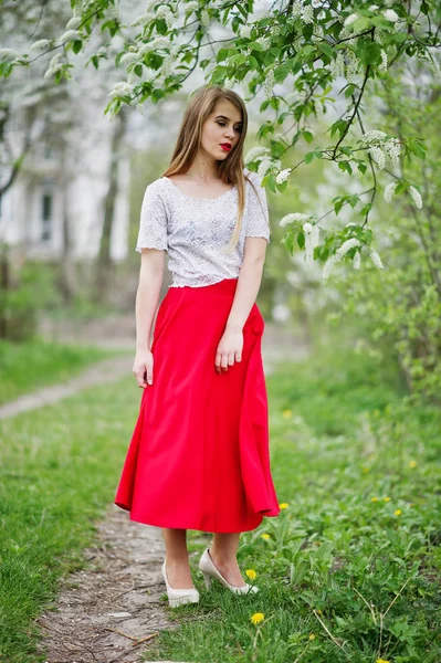Portret pięknej dziewczyny z czerwonymi ustami wiosna blossom Garde — Zdjęcie stockowe