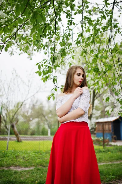 Porträtt av vackra flicka med röda läppar på våren blossom garde — Stockfoto