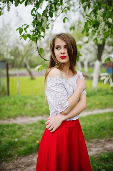 Retrato de menina bonita com lábios vermelhos na garde flor de primavera — Fotografia de Stock