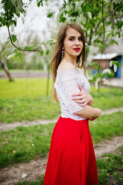 Retrato de menina bonita com lábios vermelhos na garde flor de primavera — Fotografia de Stock