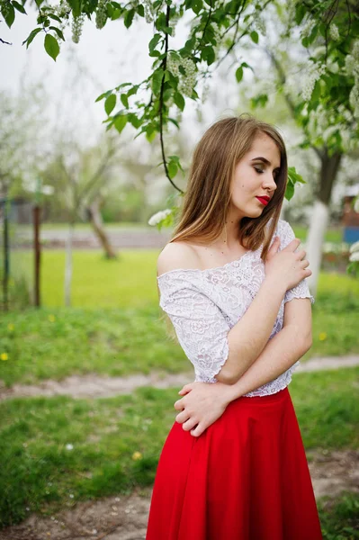 Retrato de menina bonita com lábios vermelhos na garde flor de primavera — Fotografia de Stock