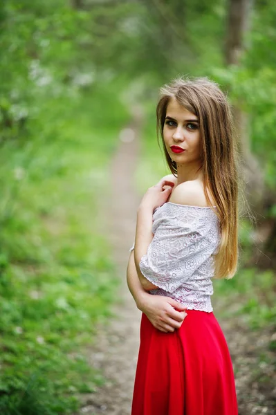 Retrato de hermosa chica con labios rojos en flor de primavera garde —  Fotos de Stock