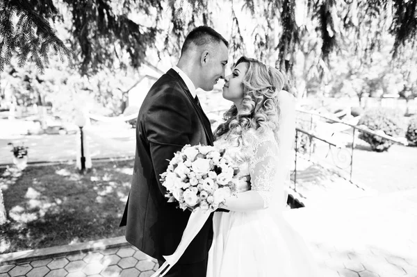 Casal feliz no amor perto da pequena ponte no parque no ensolarado — Fotografia de Stock