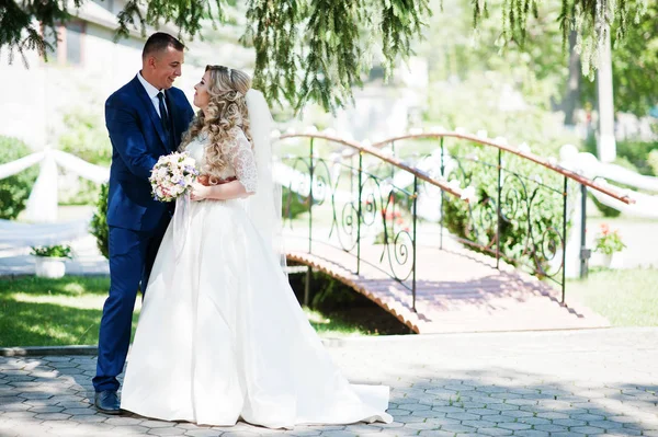 Casal feliz no amor perto da pequena ponte no parque no ensolarado — Fotografia de Stock