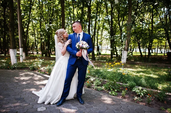 Joyeux couple de mariage amoureux au parc le jour ensoleillé . — Photo