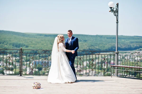 Feliz boda pareja enamorada en la plataforma de observación en el día soleado . — Foto de Stock