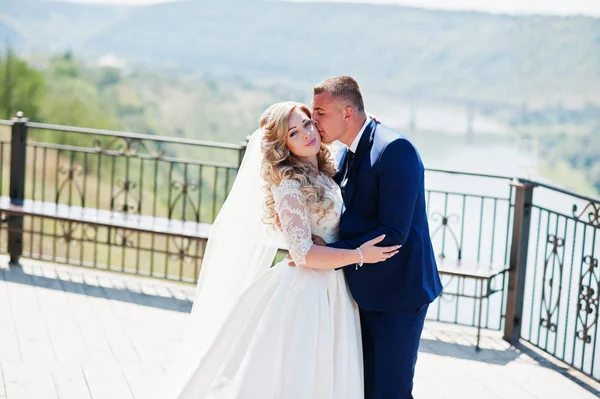 Casal feliz no amor no deck de observação no dia ensolarado . — Fotografia de Stock