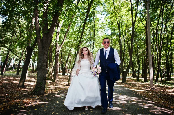 Casal de casamento feliz andando no amor no dia ensolarado . — Fotografia de Stock