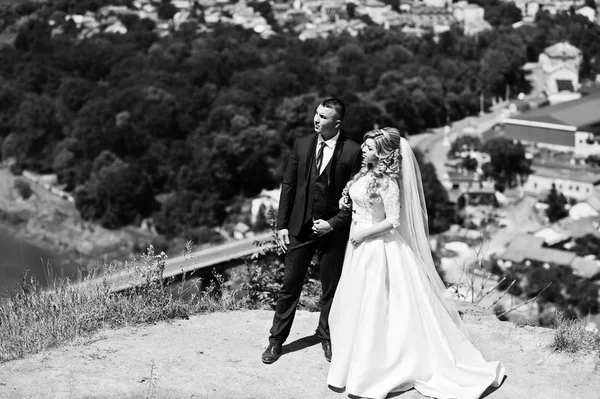 Glückliches verliebtes Hochzeitspaar am sonnigen Tag in der Nähe von Klippe mit l — Stockfoto