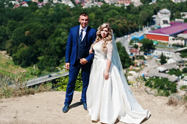 Feliz boda pareja en amor en día soleado estancia cerca acantilado con l — Foto de Stock