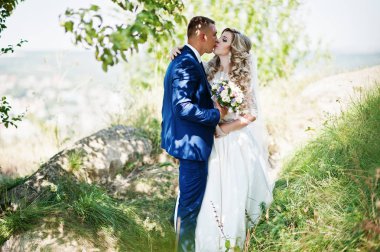 Mutlu evlilik çift güneşli aşık ağaçlar kal.