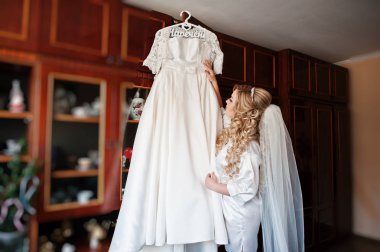 Güzel sarışın kıvırcık gelin ipek elbise düğününde arıyorum