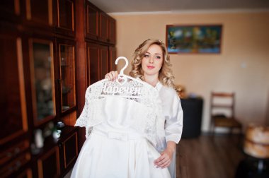 Güzel sarışın kıvırcık gelin ipek elbise düğününde arıyorum