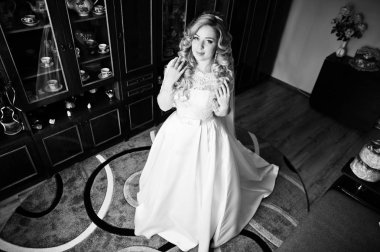 Onu gelinlik, güzel sarışın kıvırcık gelin üzerinde hazırlanıyor 