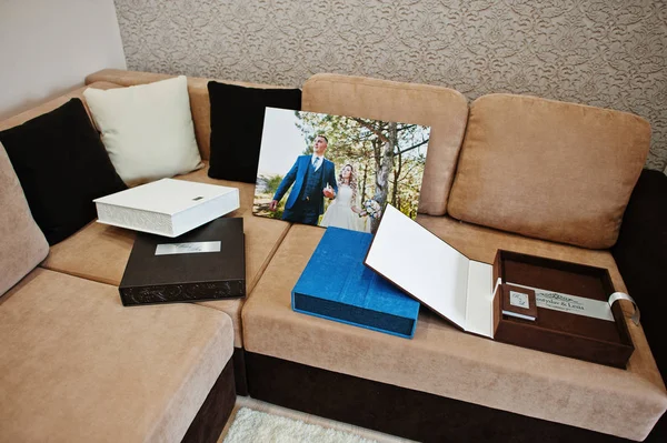 Uppsättning bröllop album och fotoböcker på soffa. — Stockfoto