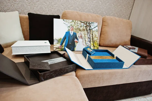 Uppsättning bröllop album och fotoböcker på soffa. — Stockfoto