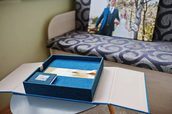 Blue velvet wedding album and photo book. — Stock Photo, Image