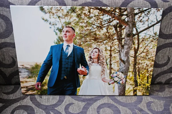 Bild auf Leinwand von Hochzeitspaar bei Holz. — Stockfoto