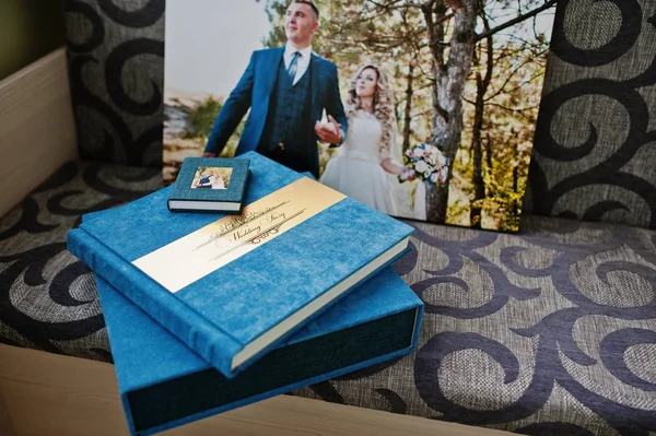 Álbum de casamento de veludo azul e livro de fotos . — Fotografia de Stock